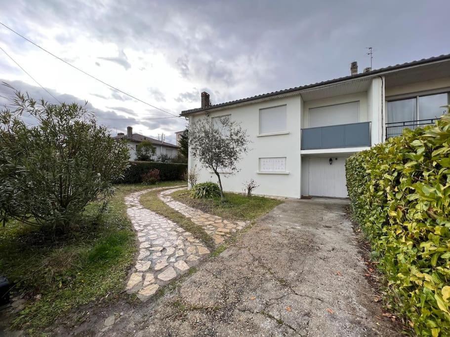 Maison Independante Avec 6 Proche Du Tram A Holiday home *