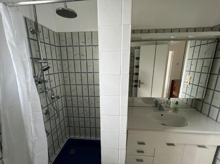 Maison Independante Avec 6 Proche Du Tram A Holiday home *