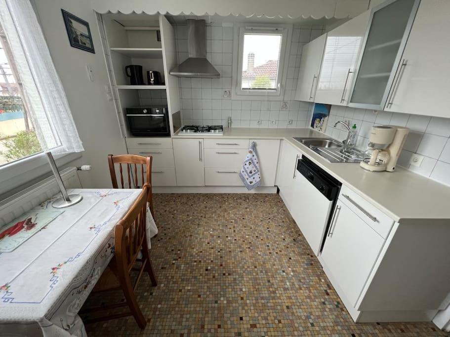 Maison Independante Avec 6 Proche Du Tram A Holiday home Lormont